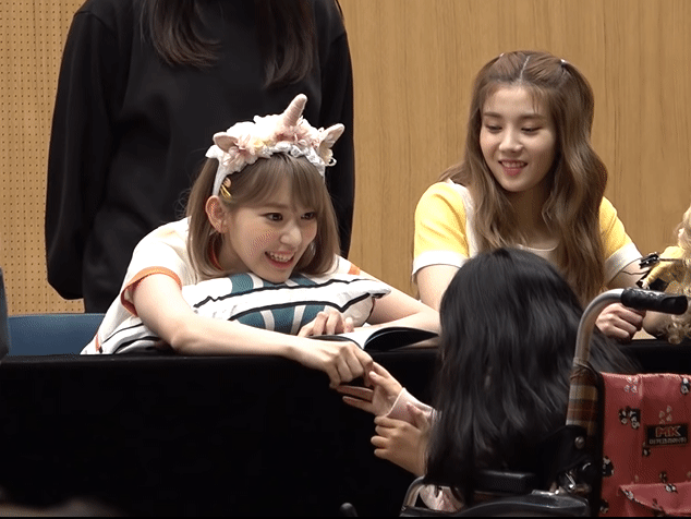 190405 아이한테 싸인해주는 아이즈원(izone fansign)