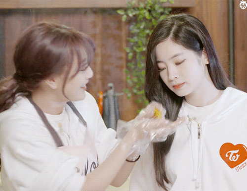 아기새들(사나,모모,다현) 먹이주는 어미새 지효