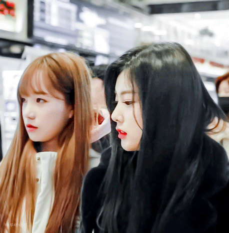 김포공항 출국 권은비 강혜원