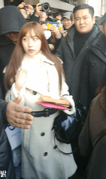 팬레터 받아가는 미나