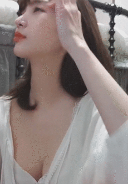 롤코녀 임이지 잠옷 가슴골
