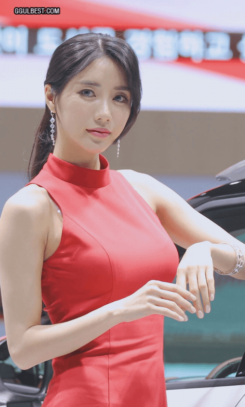 레이싱모델 임솔아 빨간 민소매 원피스.gif