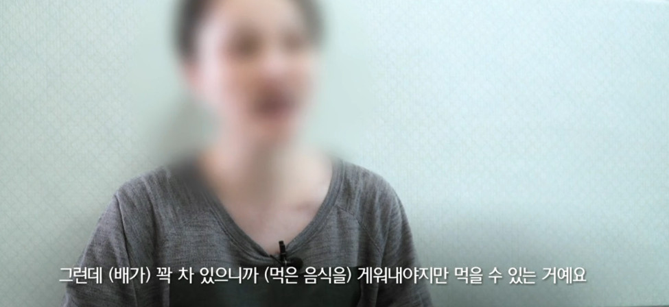 먹고 먹고 또 먹는 여성