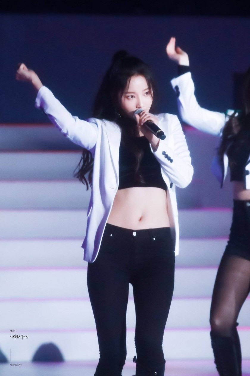 연우 배꼽