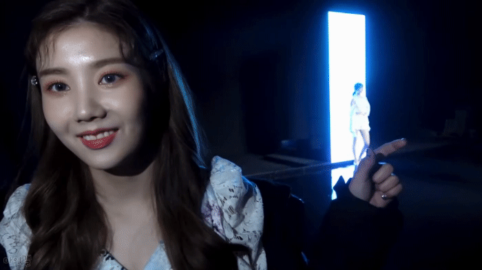 수중 촬영을 보는 아이즈원 권은비