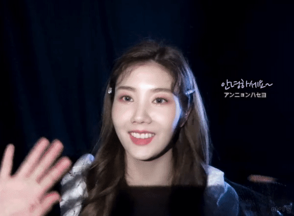 수중 촬영을 보는 아이즈원 권은비