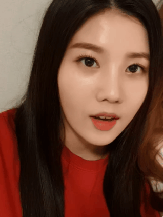 움짤 어제자 V앱 권은비 김채원