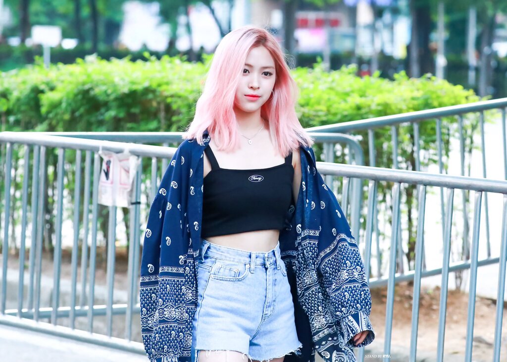 분홍색 머리 ITZY 류진