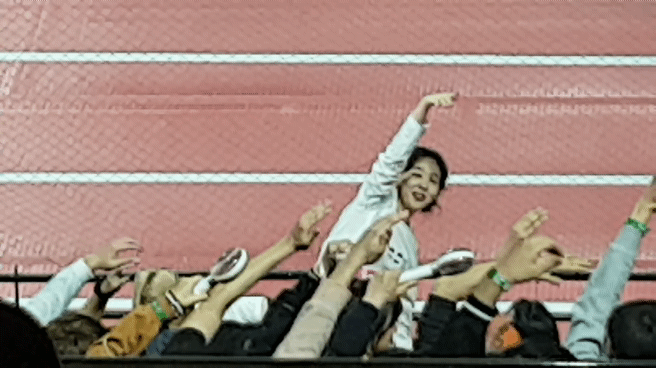 팬들 스트레칭 시켜주는 나연
