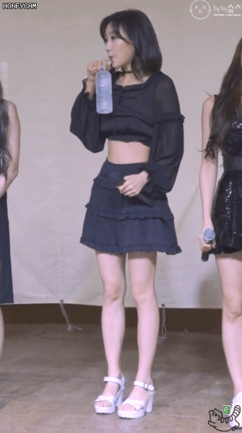 자꾸 내려가는 치마 류수정