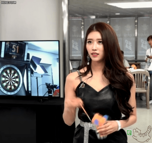 게임하는 V넥 미주