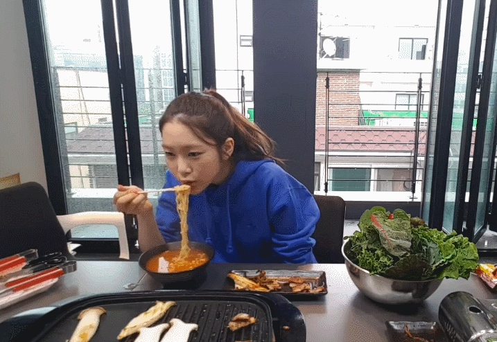 오마이걸 지호 먹방모음
