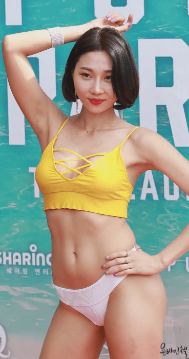 2018 쎄라퀸 비키니쇼 어워즈 15번 참가자 강주연.gif