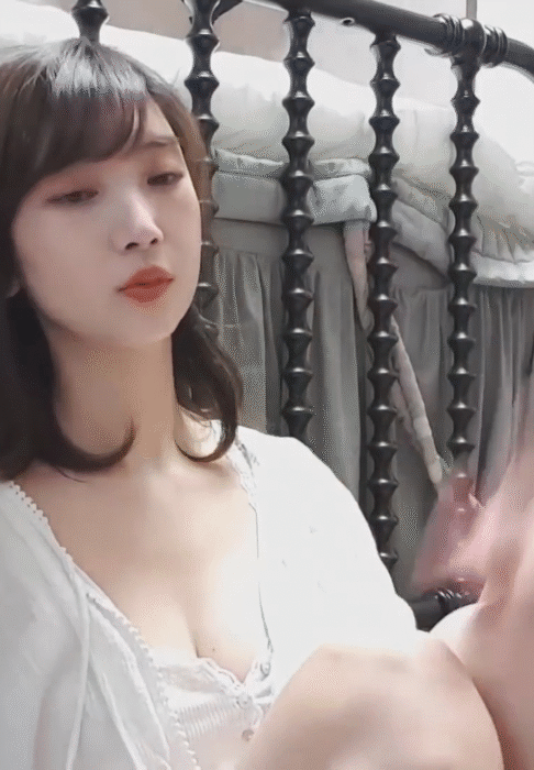 롤코녀 임이지 잠옷 가슴골