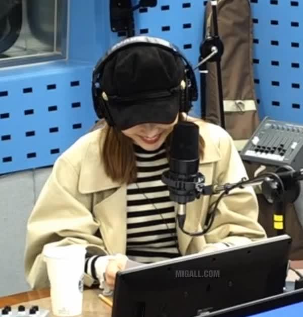 윤태진 아나운서 줄무늬 의상.gif