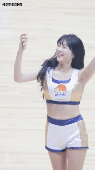 흥넘치는 치어리더 안지현.gif