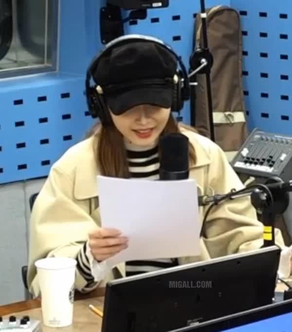 윤태진 아나운서 줄무늬 의상.gif
