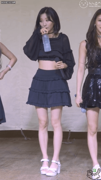 자꾸 내려가는 치마 류수정