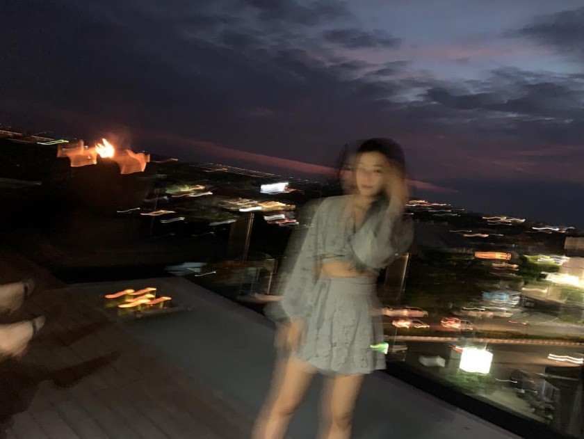 발리에서 수영복 입은 슬기