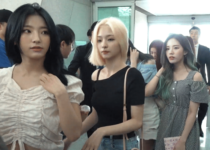 프로미스나인 출국