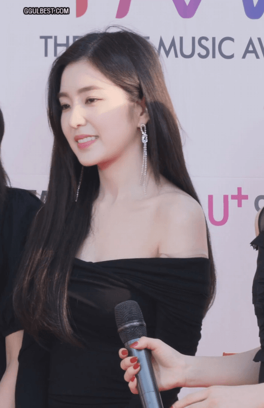 포토월 오프숄더 아이린