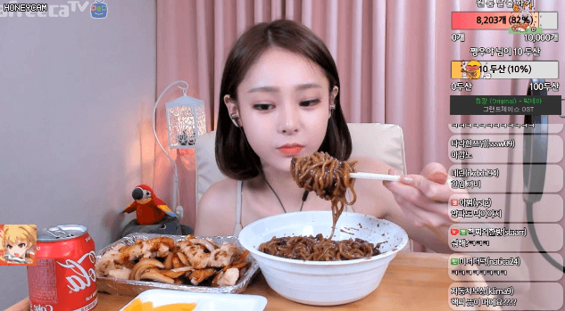 먹방하는 BJ핵찌.gif