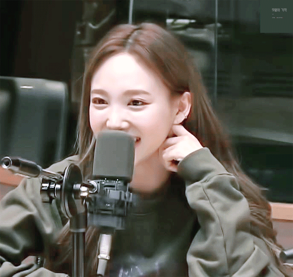 나연 허리라인 + 뒤태