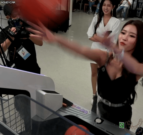 게임하는 V넥 미주