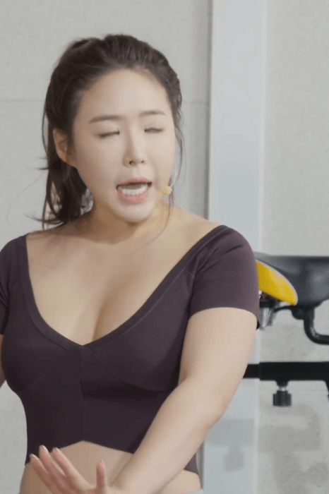 가녀린 팔뚝 을 만드는 요가녀