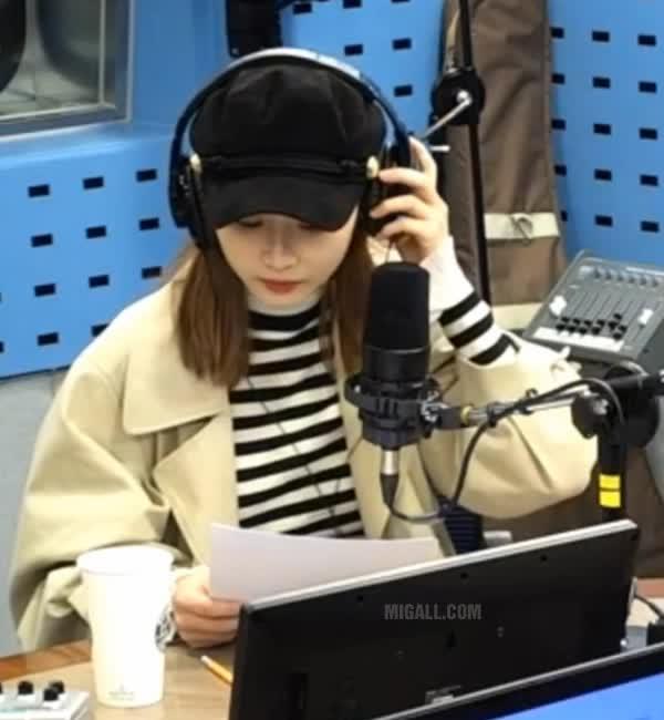 윤태진 아나운서 줄무늬 의상.gif