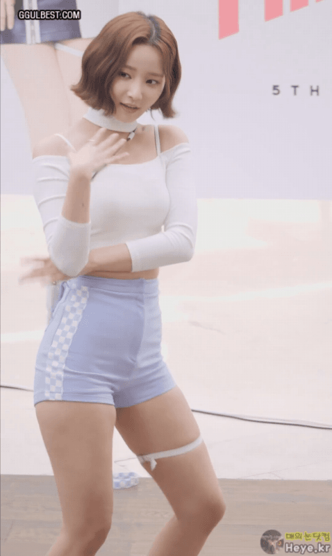 타이트 한 오프숄더 연우