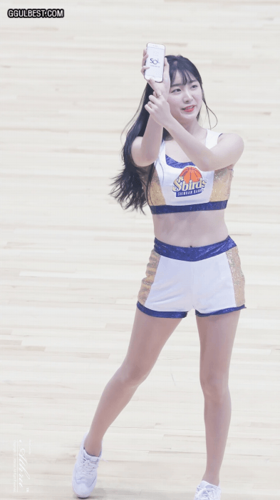 흥넘치는 치어리더 안지현.gif