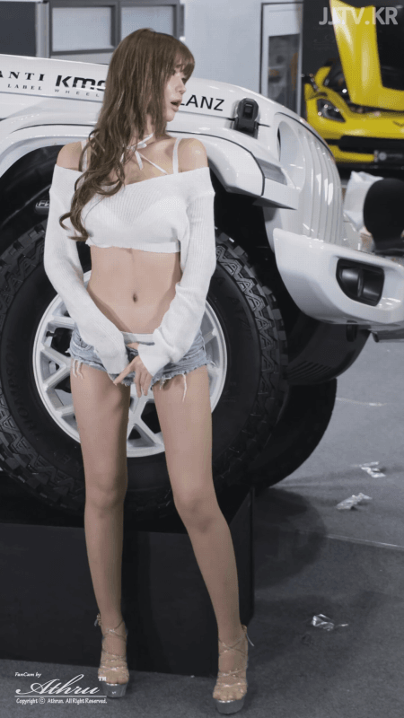 레이싱 모델 민한나 마이크로 청반바지
