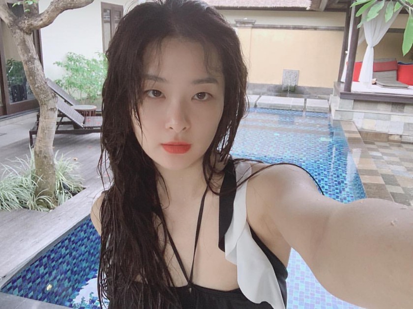 발리에서 수영복 입은 슬기