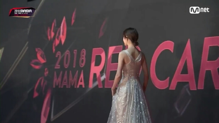 정소민 2018 MAMA 재팬 가슴 노출 드레스 몸매