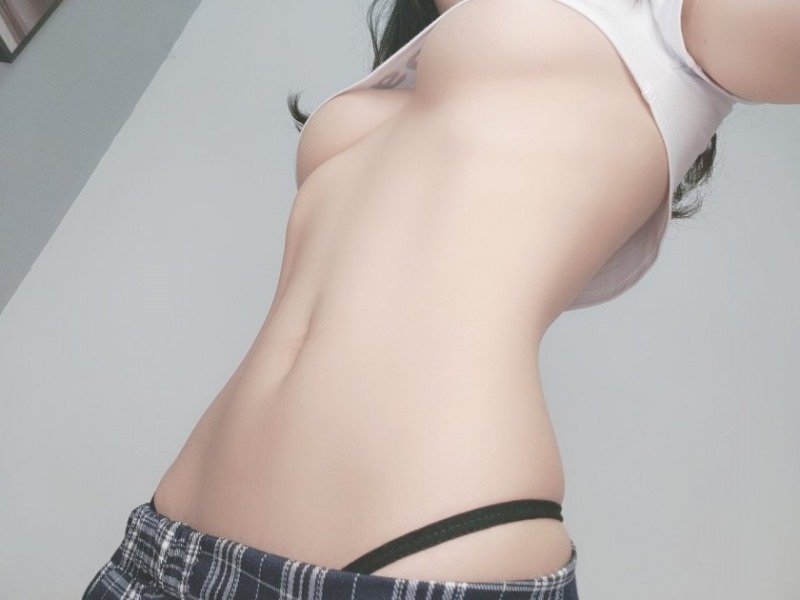 짧은 티셔츠를 입은 처자