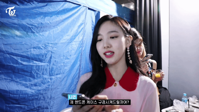 핸드폰 케이스에 단체사진 붙이고 다니는 나연