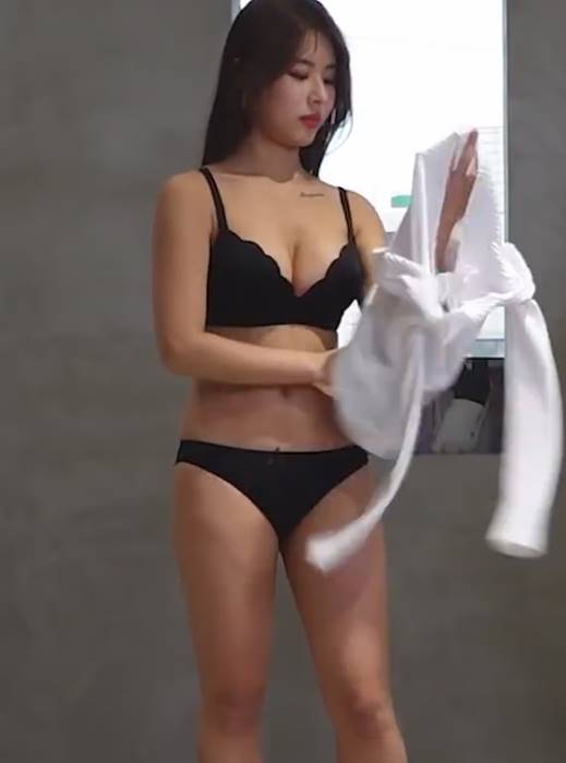 옷 갈아입는 리버풀녀 유나