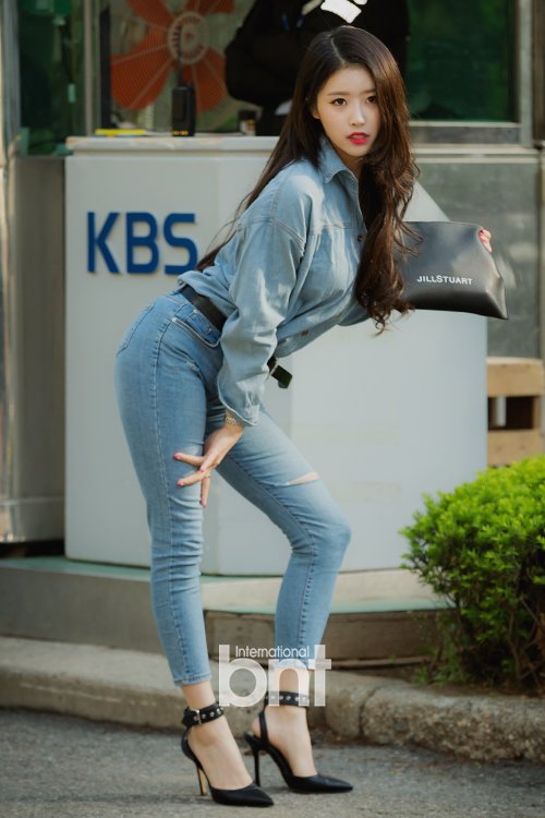 청바지가 잘 어울리는 여자