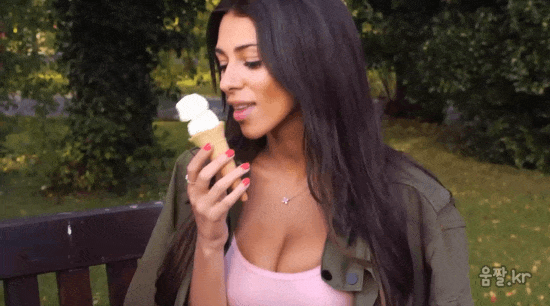 아이스크림 먹는 여인.gif