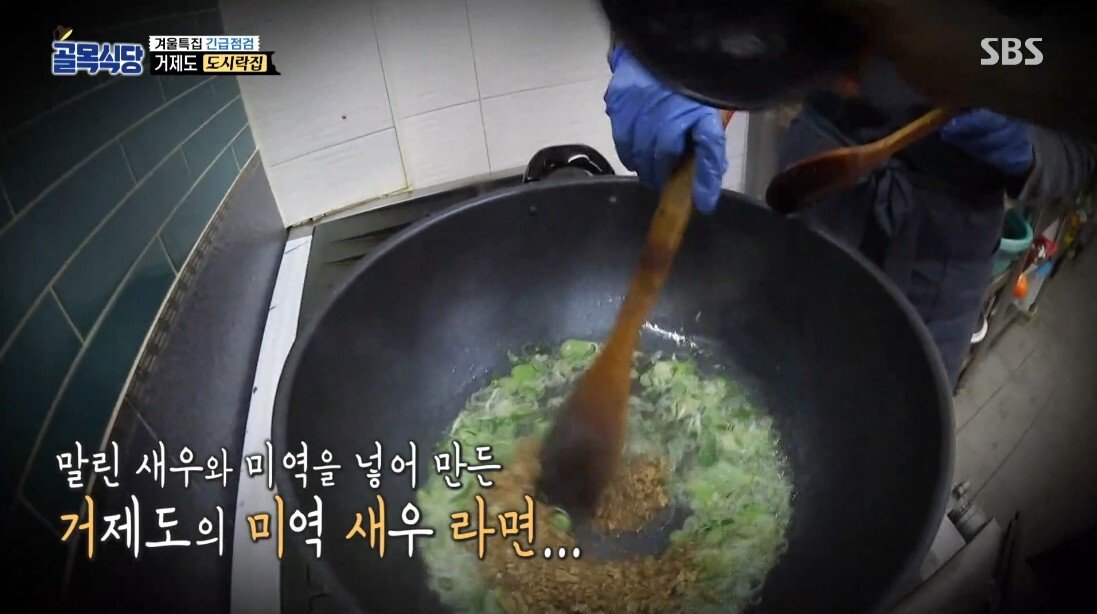 혹시 촬영 나왔나 경계 중