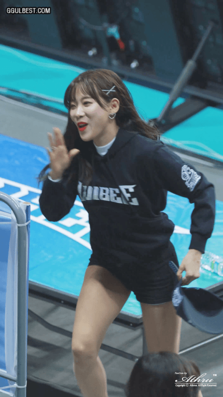 옷벗는 치어리더 김한나.gif