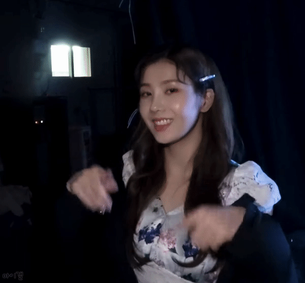 수중 촬영을 보는 아이즈원 권은비