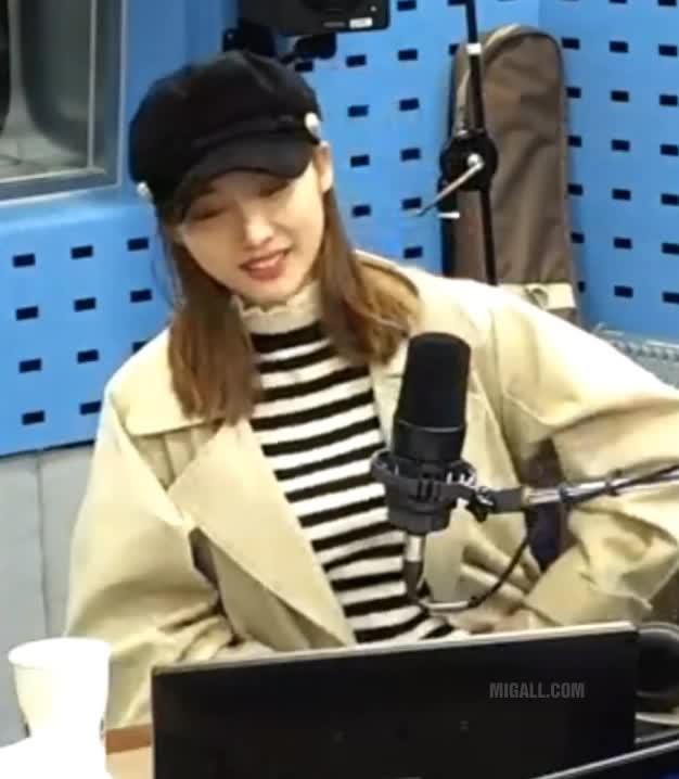 윤태진 아나운서 줄무늬 의상.gif