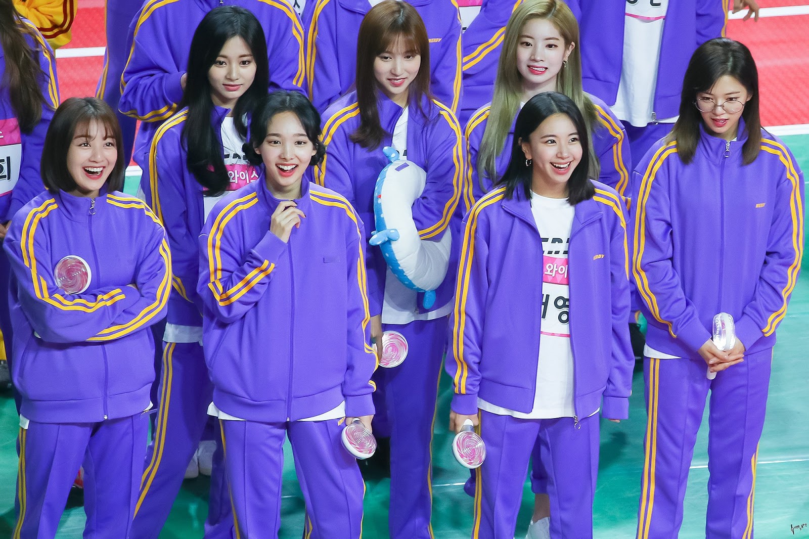 프레디 무큐리 공연을 보는 트와이스