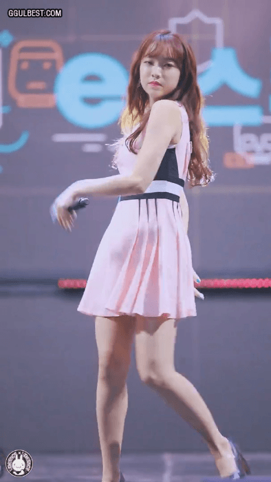 에이프릴 예나 민소매 원피스