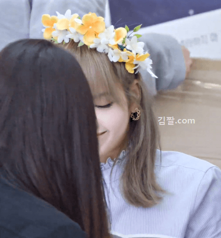 190630 왜쳐다보지..? 내가 그렇게 귀여운가? [리사]