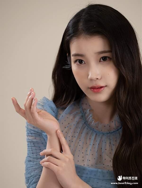 진로에서 올린 미공개 아이유 사진