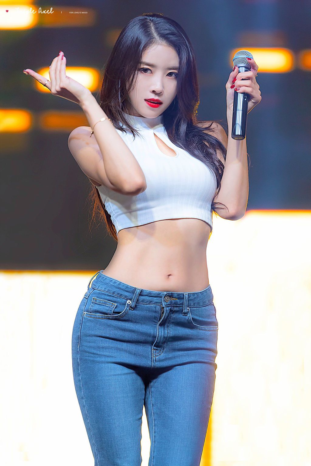 청바지가 잘 어울리는 여자