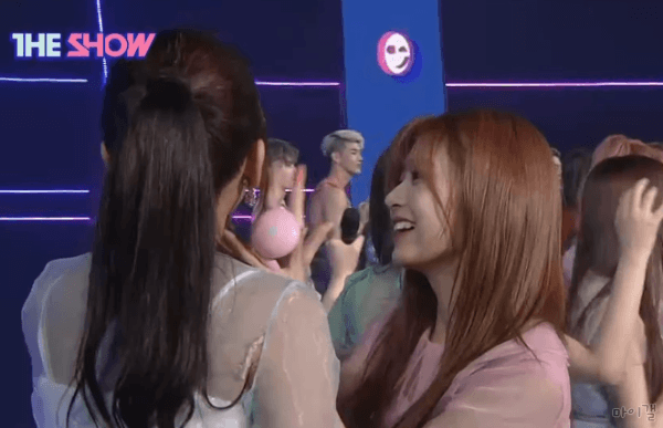 유진이 얼굴에 하트 그리는 민주 + 원영